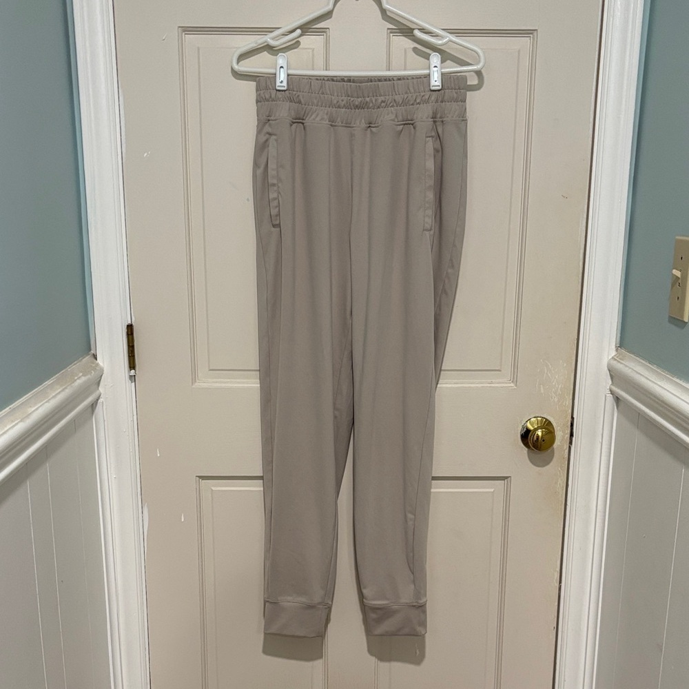 Yogalicious Lux Pocket Joggers Size Medium in Nacreous Cloud (tan) Workout Cozy